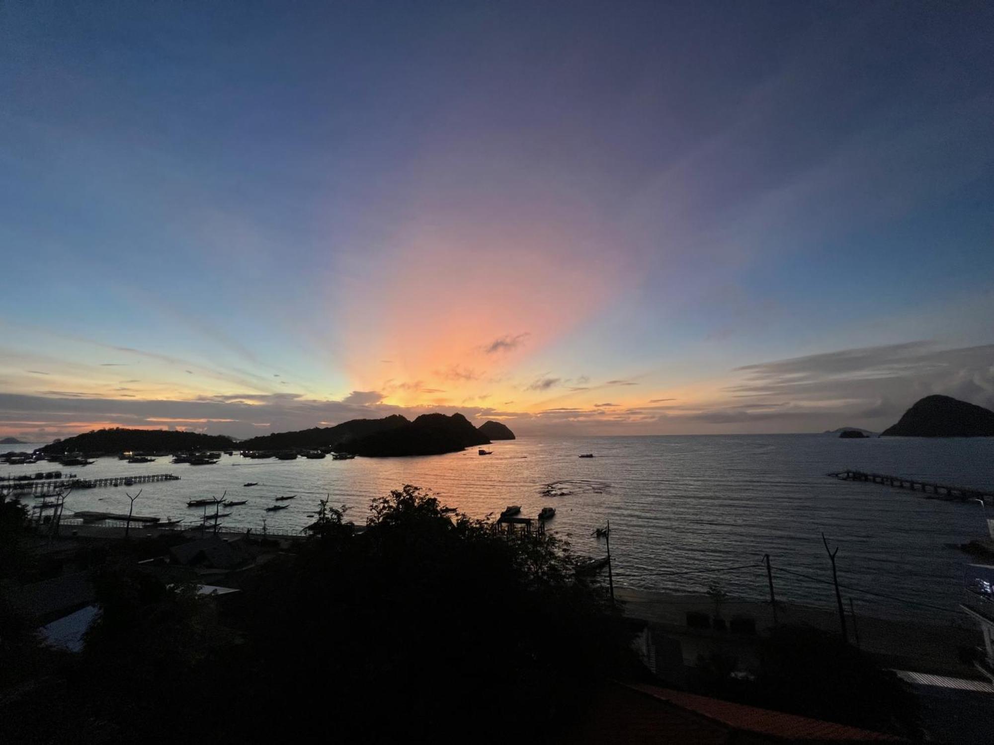 Blue Parrot Hotel Labuan Bajo Exterior foto