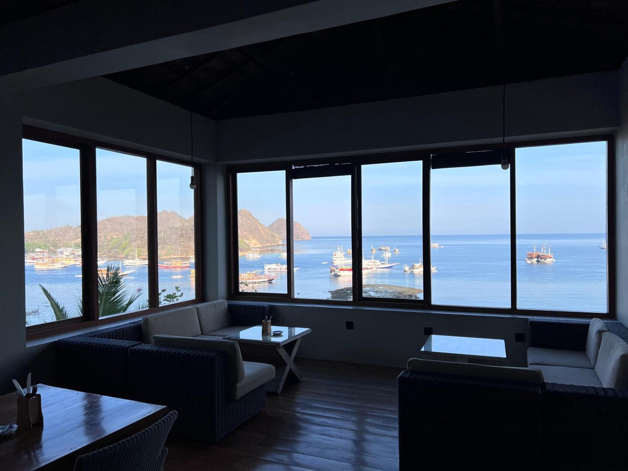 Blue Parrot Hotel Labuan Bajo Exterior foto