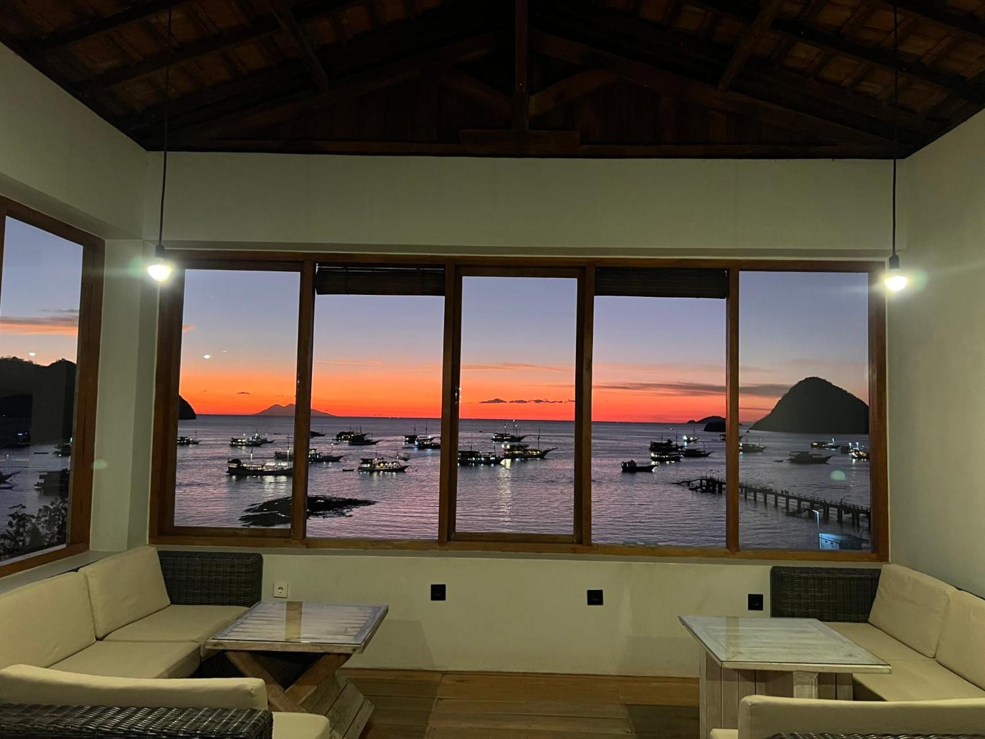 Blue Parrot Hotel Labuan Bajo Exterior foto