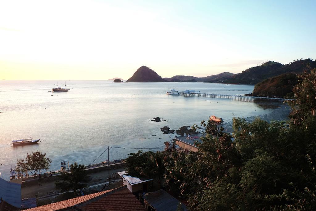 Blue Parrot Hotel Labuan Bajo Exterior foto